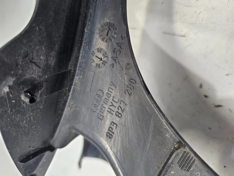 OSŁONA ZAWIASU PRAWY TYŁ AUDI A3 8P3 8P3827280