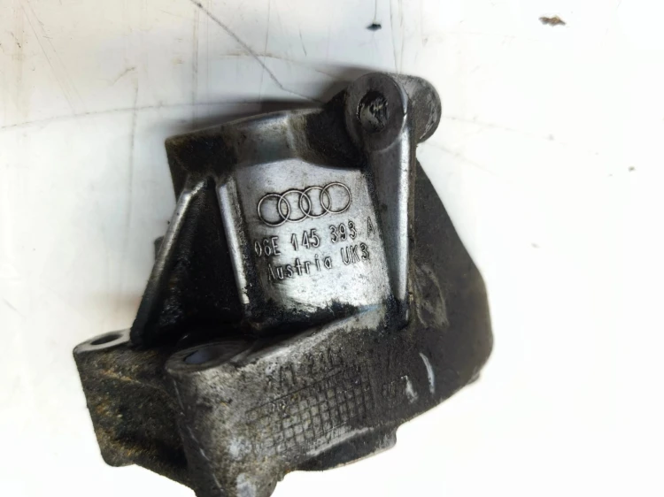 ŁAPA MOCOWANIE POMPY WSPOMAGANIA AUDI A4 B7 A6 C6 3.2 FSI 06E145393A