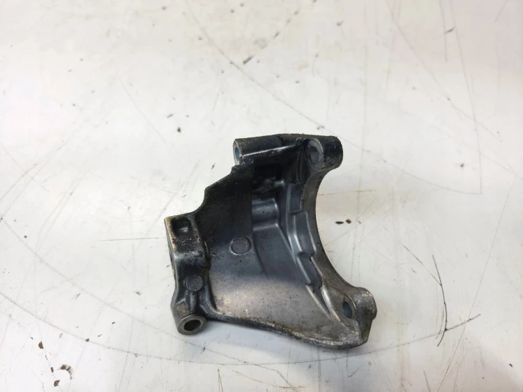 ŁAPA MOCOWANIE POMPY WSPOMAGANIA AUDI A4 B7 A6 C6 3.2 FSI 06E145393A