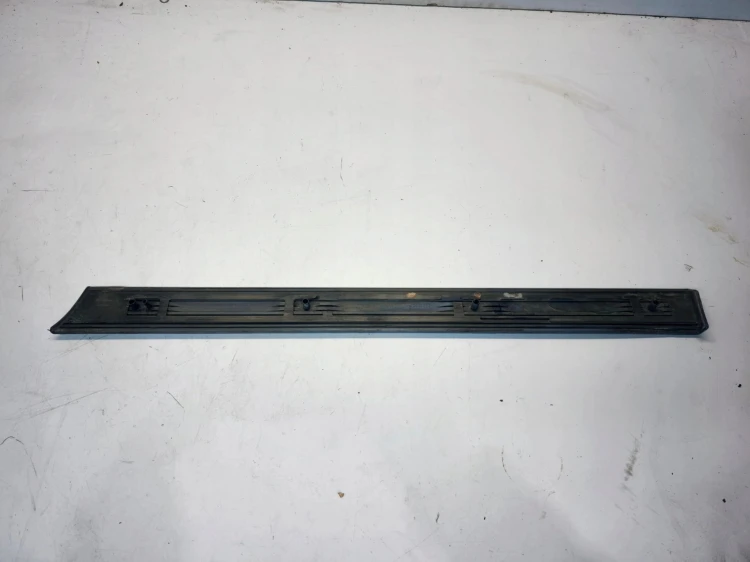 LISTWA Z BŁOTNIKA PRAWY TYŁ AUDI A3 8P 8P3853700B