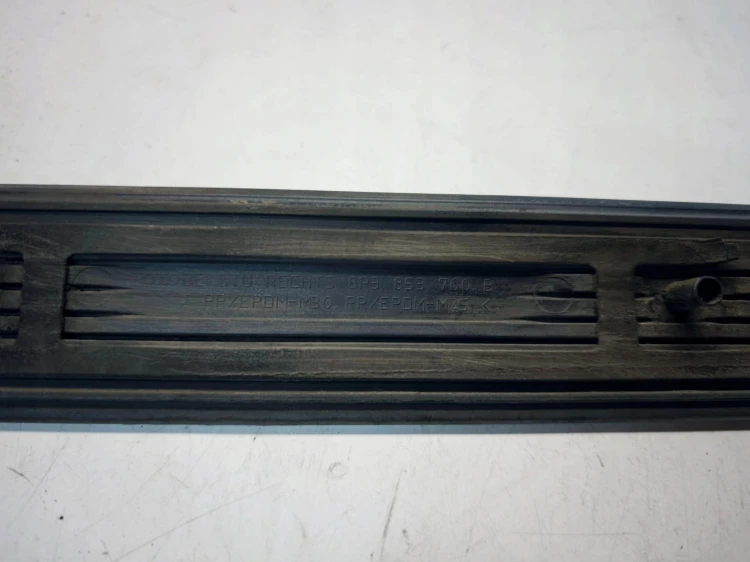 LISTWA Z BŁOTNIKA PRAWY TYŁ AUDI A3 8P 8P3853700B