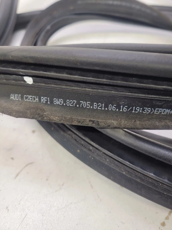USZCZELKA KLAPY BAGAŻNIKA AUDI A4 B9 AVANT KOMBI 8W9827705B