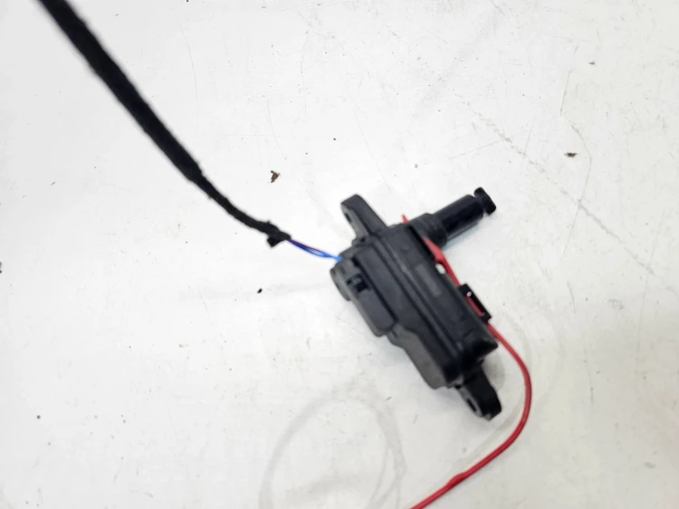 SIŁOWNIK KLAPKI PALIWA AUDI A4 A5 A3 8V A6 C7 A7 A8 8V0862153A KOMPLETNY