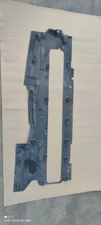 OSŁONA PŁYTA PODWOZIA PRAWA AUDI A8 D3 4E0825206D