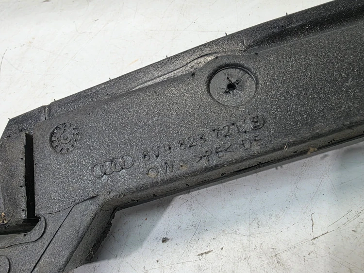 WYGŁUSZENIE BŁOTNIKA LEWE AUDI A3 8V 8V0823721E