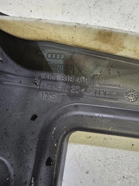 RYNNA PODSZYBIA AUDI A6 C8 4K1819979D