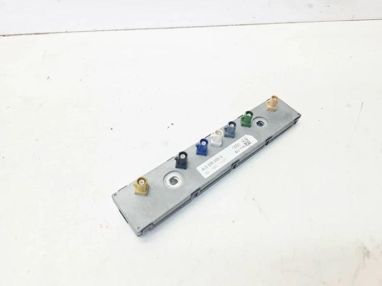 WZMACNIACZ ANTENOWY AUDI Q7 4L 4L0035225G