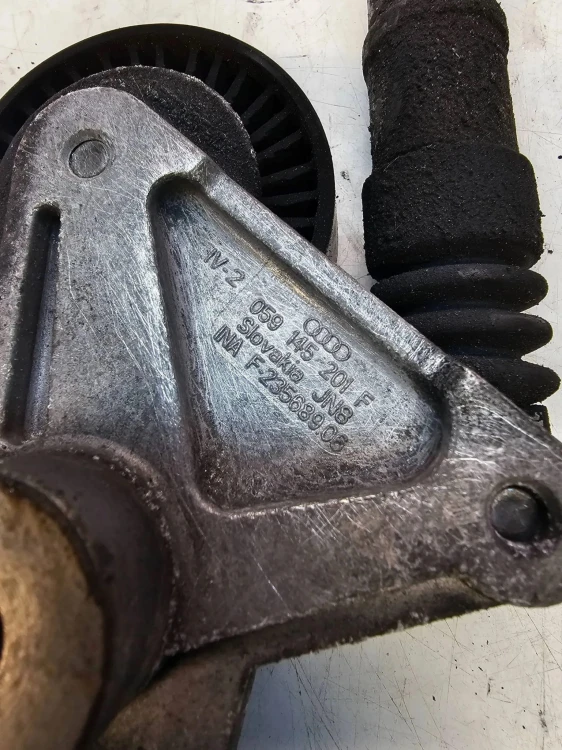 NAPINACZ PASKA ROZRZĄDU AUDI A4 A5 A6 2.7 TDI 059145201F