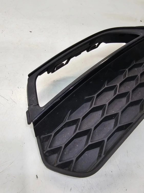 KRATKA ATRAPA ZDERZAKA PRAWA AUDI A3 8V 8V3807682G S-LINE