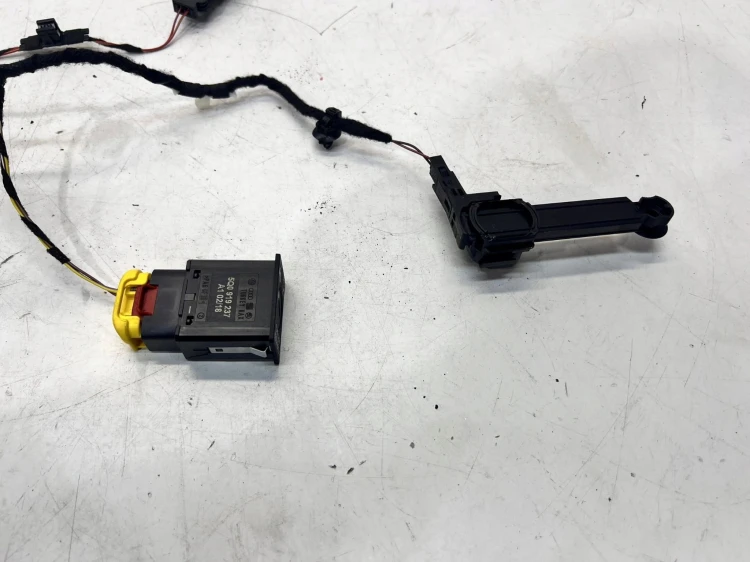 WIĄZKA SCHOWKA + WŁĄCZNIK AIRBAG AUDI Q5 FY 80A971679A