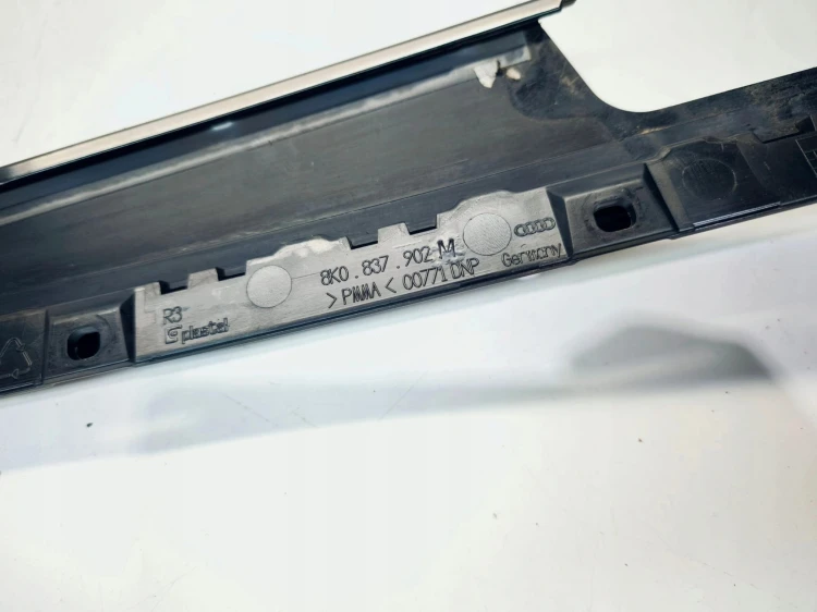 NAKŁADKA OSŁONA SŁUPKA DRZWI PRAWY PRZÓD AUDI A4 B8 8K0837902M POŁYSK