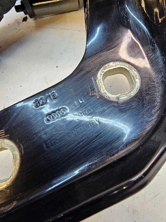ZAWIAS KLAPY LEWY TYŁ AUDI A6 C7 4G9827299A