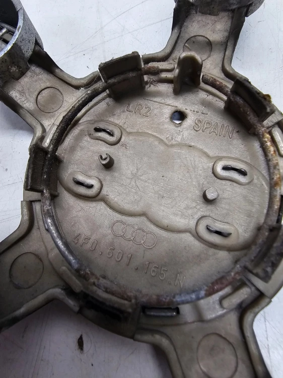 KOŁPAK DEKIELEK AUDI A3 A4 A5 A6 A7 Q3 4F0601165N CZARNE