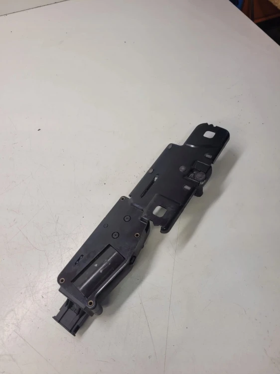 SIŁOWNIK DOCIĄG KLAPY TYŁ AUDI A6 A7 A8 4H0827383