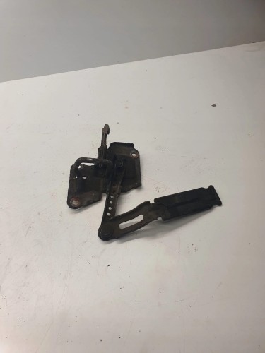 ZAMEK MASKI RYGIEL AUDI A6 C5 4B0823480E