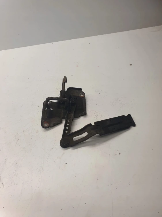 ZAMEK MASKI RYGIEL AUDI A6 C5 4B0823480E