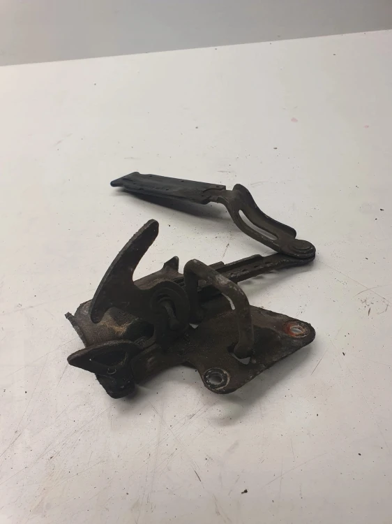 ZAMEK MASKI RYGIEL AUDI A6 C5 4B0823480E