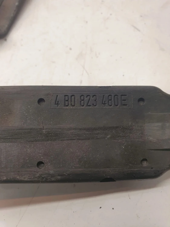 ZAMEK MASKI RYGIEL AUDI A6 C5 4B0823480E