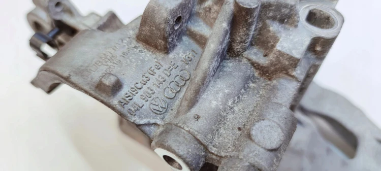 ŁAPA ALTERNATORA MOCOWANIE AUDI A4 B9 A5 A6 04L903143D