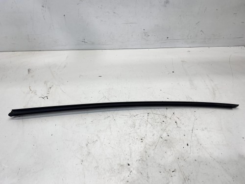 LISTWA ZGARNIAJĄCA SZYBY CZOŁOWEJ PRAWY PRZÓD AUDI A6 C7 4G0854328A