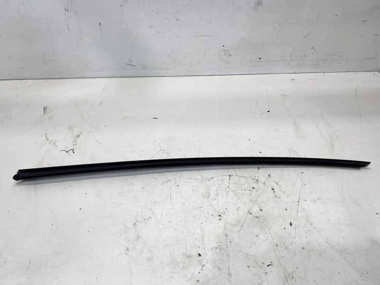 LISTWA ZGARNIAJĄCA SZYBY CZOŁOWEJ PRAWY PRZÓD AUDI A6 C7 4G0854328A