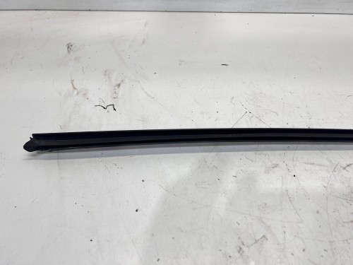 LISTWA ZGARNIAJĄCA SZYBY CZOŁOWEJ PRAWY PRZÓD AUDI A6 C7 4G0854328A