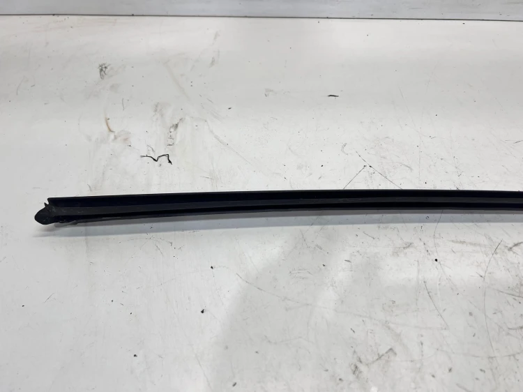 LISTWA ZGARNIAJĄCA SZYBY CZOŁOWEJ PRAWY PRZÓD AUDI A6 C7 4G0854328A