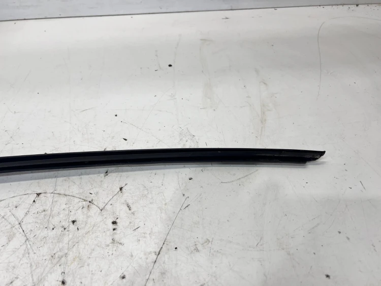 LISTWA ZGARNIAJĄCA SZYBY CZOŁOWEJ PRAWY PRZÓD AUDI A6 C7 4G0854328A