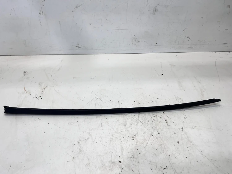 LISTWA ZGARNIAJĄCA SZYBY CZOŁOWEJ PRAWY PRZÓD AUDI A6 C7 4G0854328A