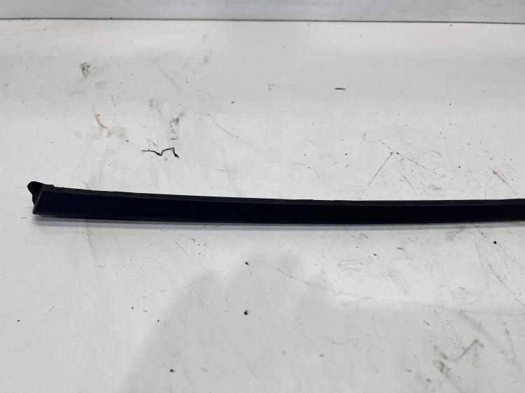 LISTWA ZGARNIAJĄCA SZYBY CZOŁOWEJ PRAWY PRZÓD AUDI A6 C7 4G0854328A