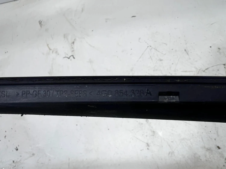 LISTWA ZGARNIAJĄCA SZYBY CZOŁOWEJ PRAWY PRZÓD AUDI A6 C7 4G0854328A