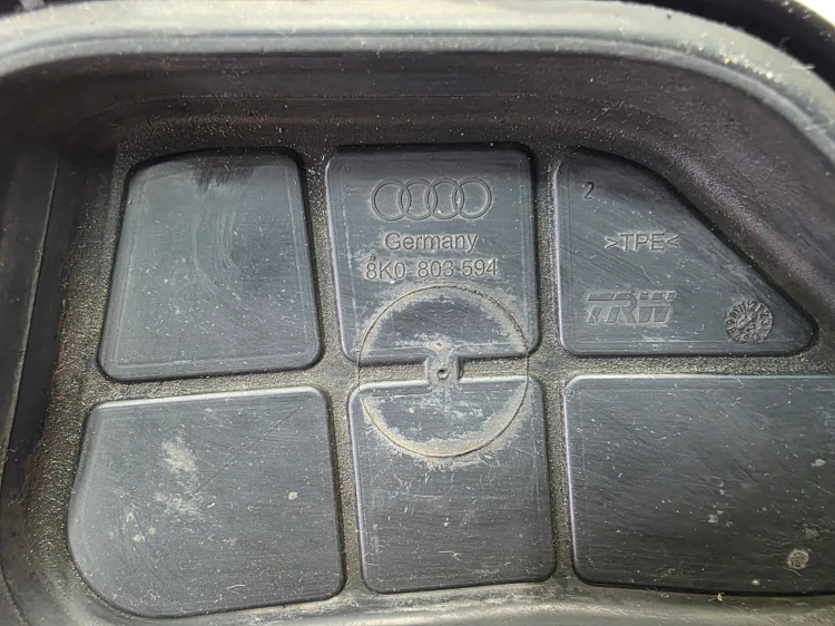 ZAŚLEPKA OSŁONA AMORTYZATORA PRAWY PRZÓD AUDI A4 B8 A5 8T 8K0803594