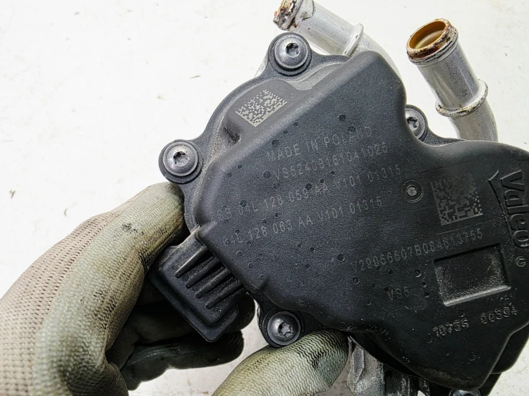 PRZEPUSTNICA KLAPA AUDI VOLKSWAGEN SEAT SKODA 2.0 TDI 04L128059AA
