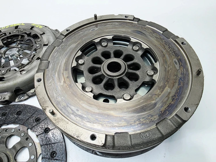 KOŁO DWUMASOWE SPRZĘGŁO AUDI A4 B8 A5 A6 C7 2.0 TDI TFSI 0B2105266L 1/26