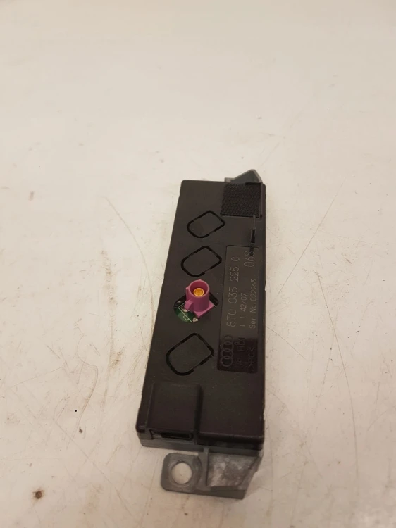 WZMACNIACZ ANTENY AUDI A5 LIFT 8T0035225C