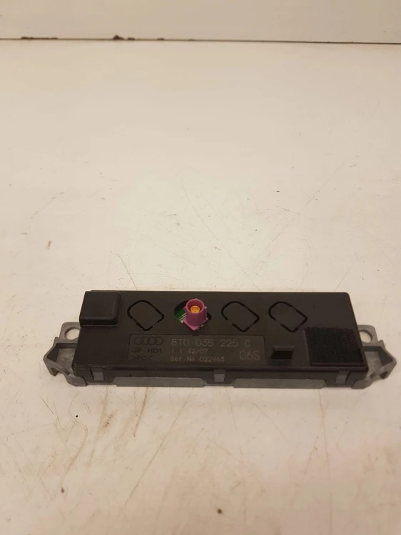 WZMACNIACZ ANTENY AUDI A5 LIFT 8T0035225C