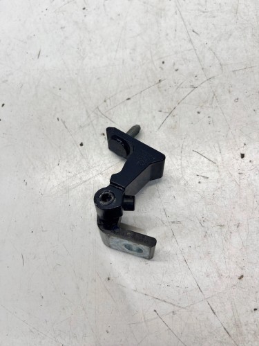 ZAWIAS DRZWI PRAWY AUDI Q4 B9 Q5 FY 8W0831404D