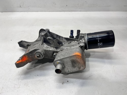PODSTAWA FILTRA OLEJU ŁAPA ALTERNATORA 2.0 TFSI AUDI 06J903143AH