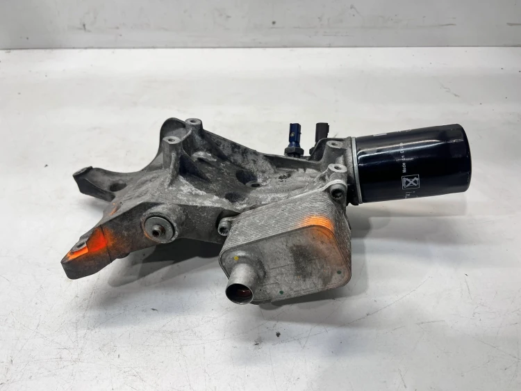 PODSTAWA FILTRA OLEJU ŁAPA ALTERNATORA 2.0 TFSI AUDI 06J903143AH