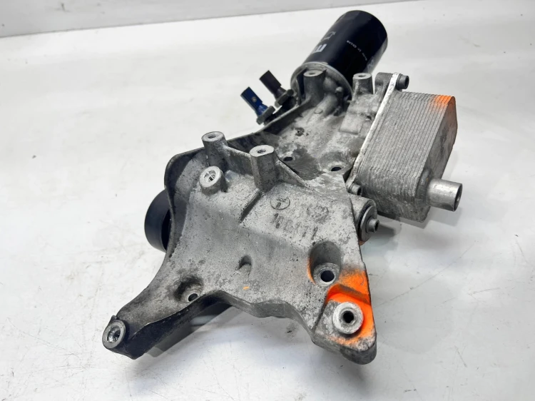 PODSTAWA FILTRA OLEJU ŁAPA ALTERNATORA 2.0 TFSI AUDI 06J903143AH