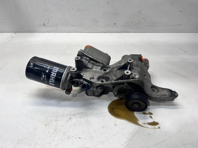 PODSTAWA FILTRA OLEJU ŁAPA ALTERNATORA 2.0 TFSI AUDI 06J903143AH