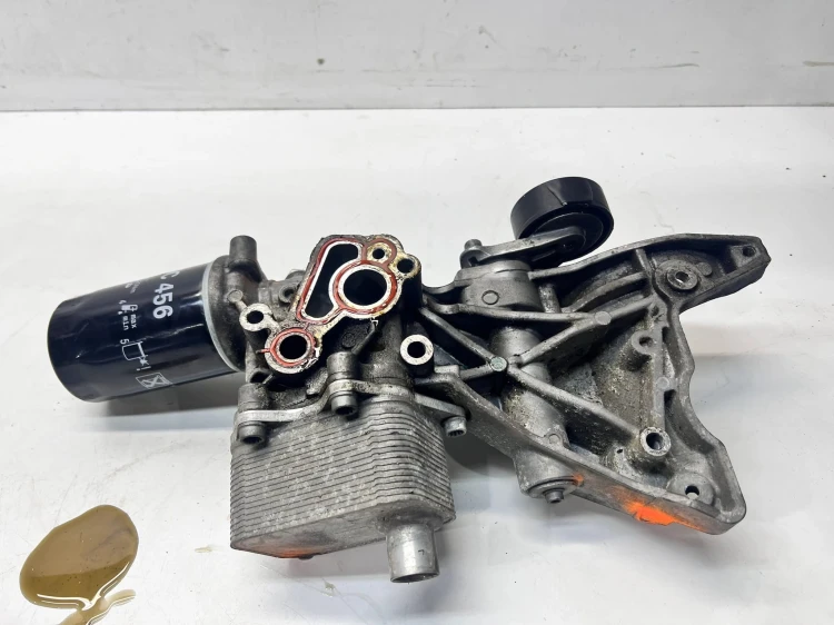 PODSTAWA FILTRA OLEJU ŁAPA ALTERNATORA 2.0 TFSI AUDI 06J903143AH