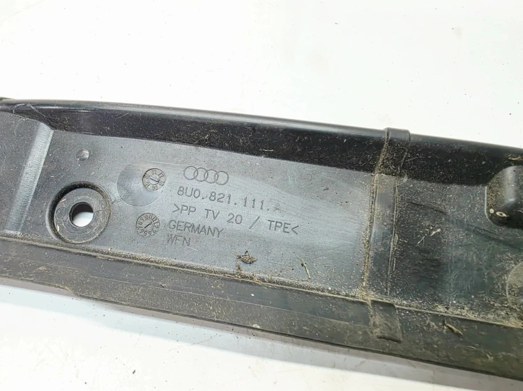 WYGŁUSZENIE BŁOTNIKA LEWE ELEMENT ZAMYKAJĄCY AUDI Q3 8U 8U0821111A