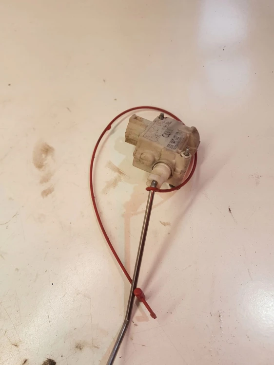 SIŁOWNIK KLAPKI PALIWA AUDI A3 8P LIFT 8P0862153A