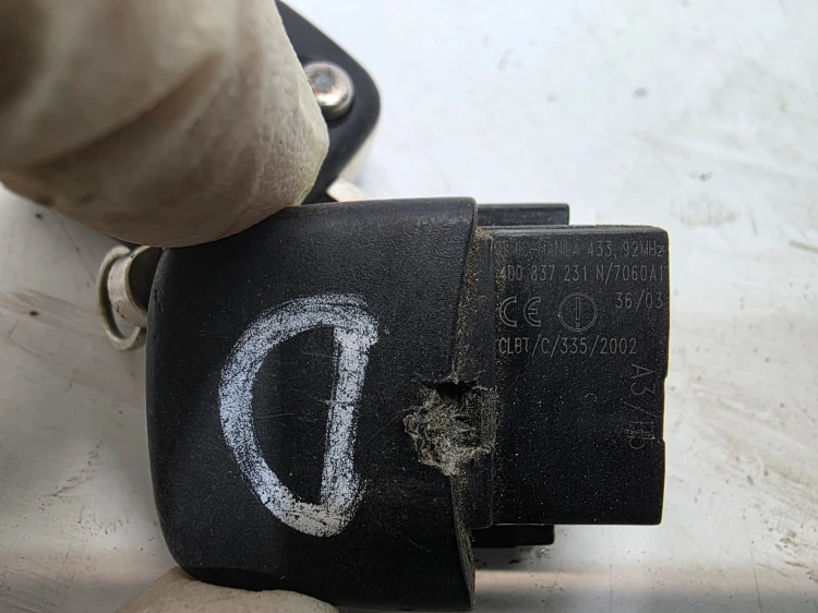 KLUCZYK PILOT SCYZORYK AUDI A3 A4 A6 4D0837231N 433.92 MHz
