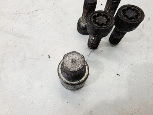 ŚRUBA ŚRUBY ZABEZPIECZAJĄCE AUDI VOLKSWAGEN SEAT SKODA WZÓR Q