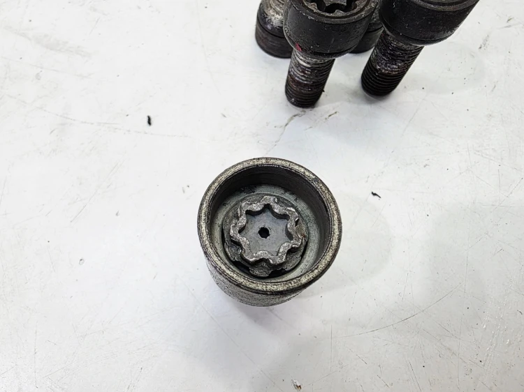 ŚRUBA ŚRUBY ZABEZPIECZAJĄCE AUDI VOLKSWAGEN SEAT SKODA WZÓR Q