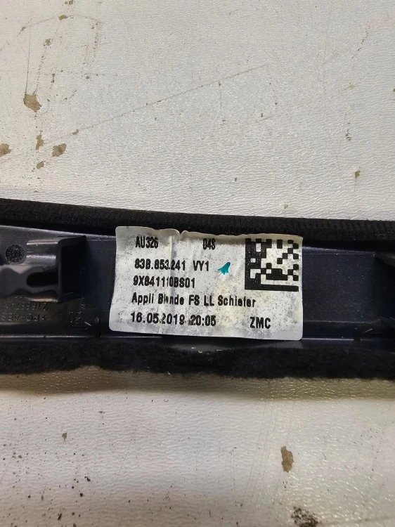 DEKOR DESKI ROZDZIELCZEJ AUDI Q3 F3 83B853241