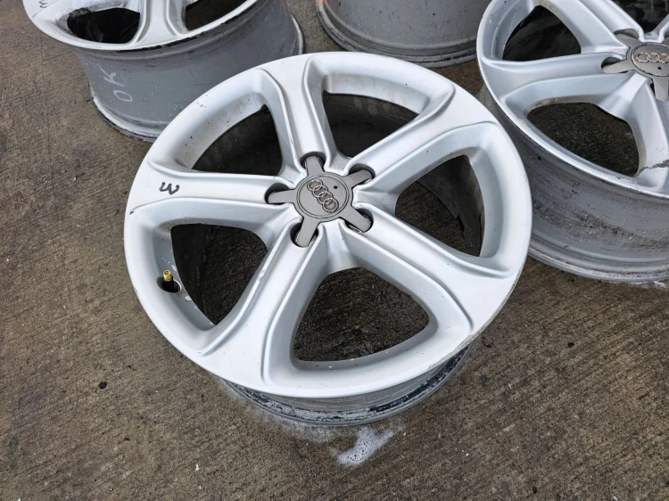 FELGA FELGI AUDI A4 A5 A6 7.5J R17 ET45 8K0601025BK