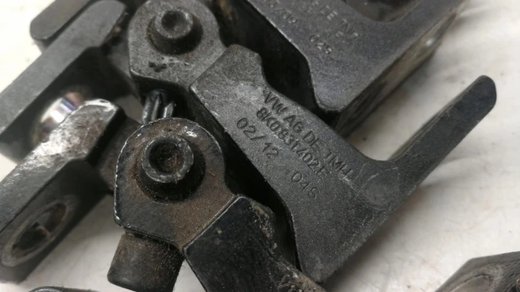 ZAWIAS DRZWI PRAWY AUDI A4 B8 A5 8T Q5 8K0831402E